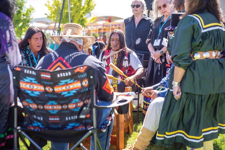 2023年两国土著博览会的一些与会者很喜欢击鼓圈.